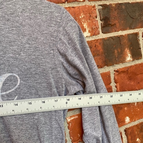 Life Is Good Womens Medium Gray Long Sleeve Vneck Love Snow Flake Graphic Tshirt - Picture 5 of 8